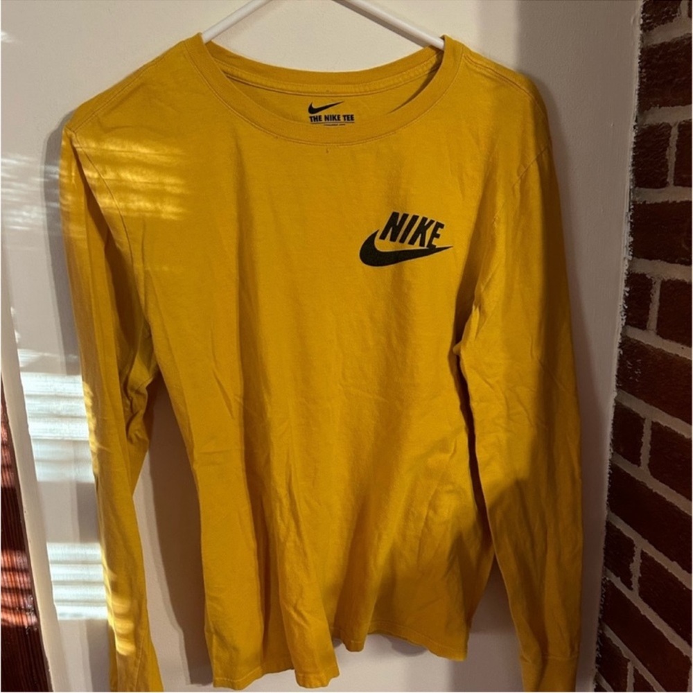 The Nike Tee men's medium athletic cut long sleeve tee